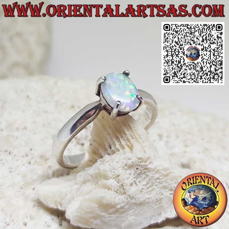 Anello in argento con opale arlecchino ovale incastonato da 4 griffe