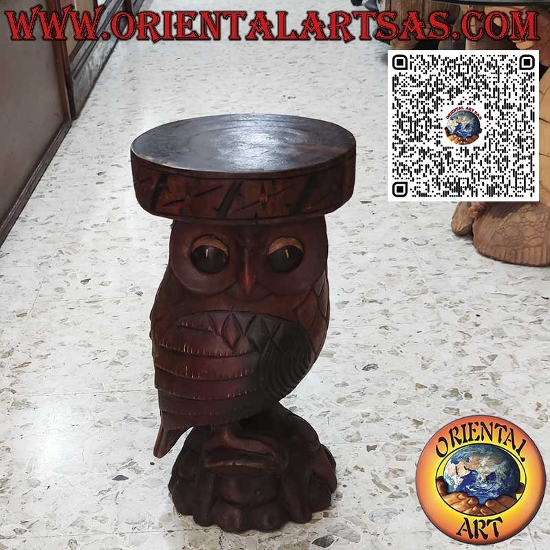Escultura de búho con superficie de apoyo en un solo bloque de madera de suar de 50 cm.