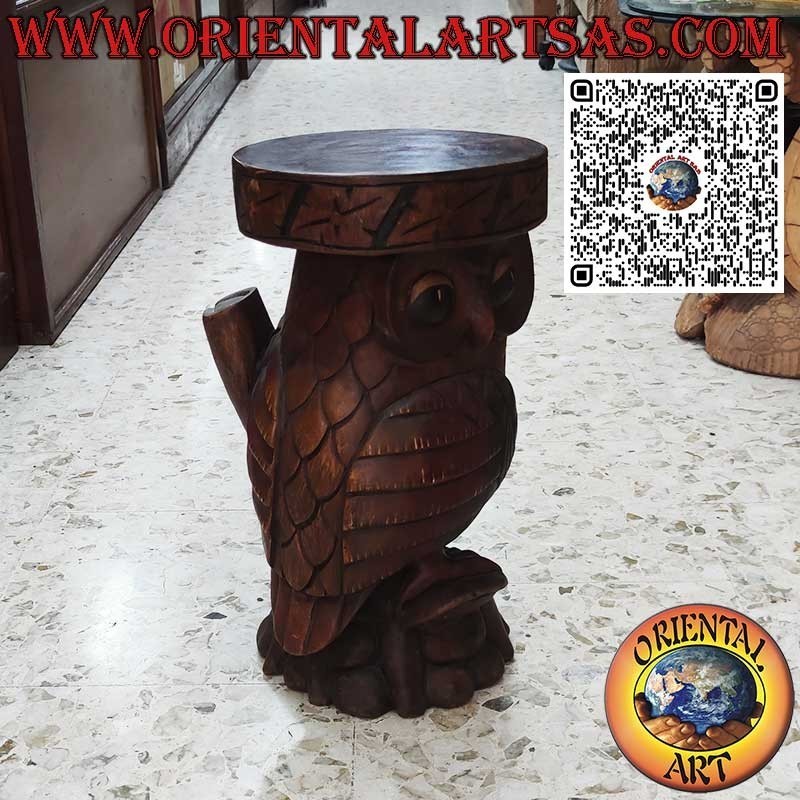 Escultura de búho con superficie de apoyo en un solo bloque de madera de suar de 50 cm.