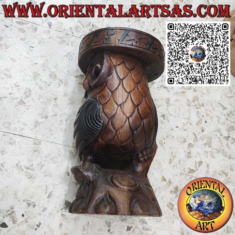 Escultura de búho con superficie de apoyo en un solo bloque de madera de suar de 50 cm.