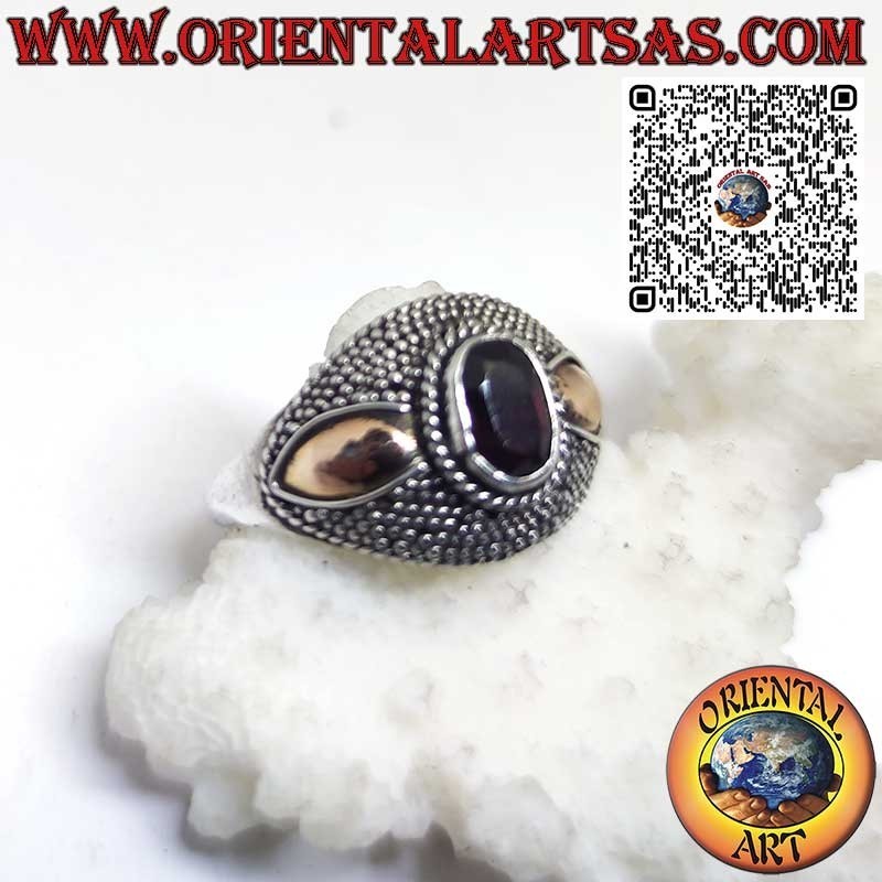 Anillo de plata con granate ovalado y placas de oro de 14 quilates en los laterales.