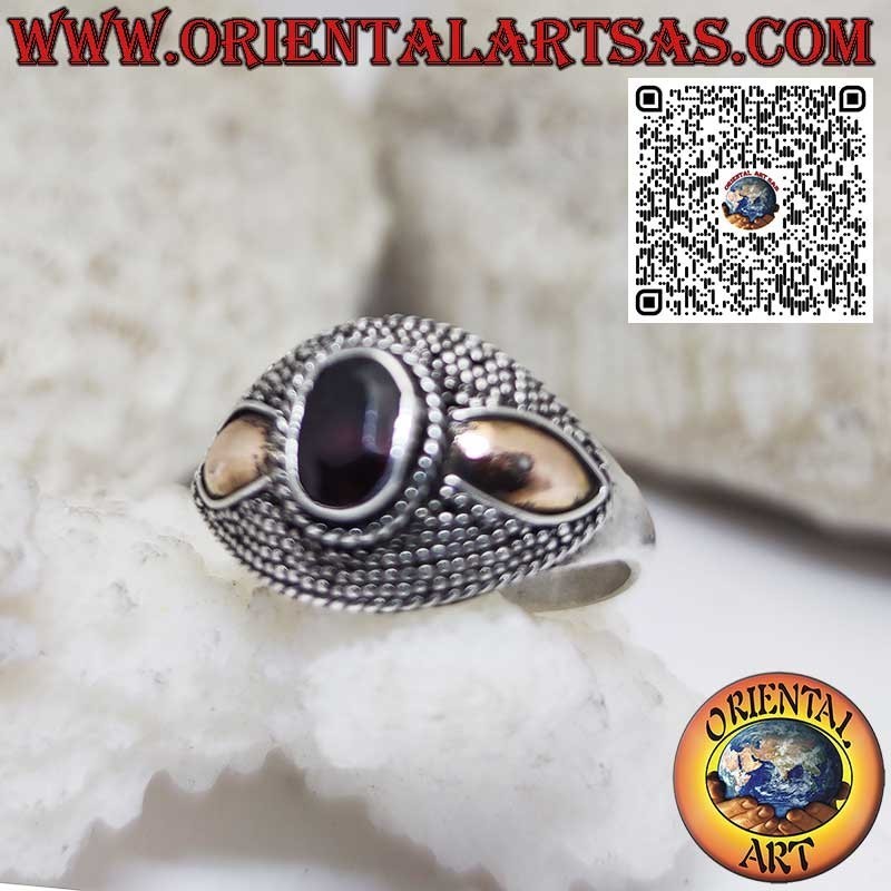 Bague en argent avec grenat ovale et plaques d'or 14 carats sur les côtés