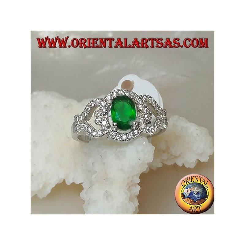 Anello in argento con smeraldo sintetico ovale su montatura con cuori sui lati tempestata di zirconi 