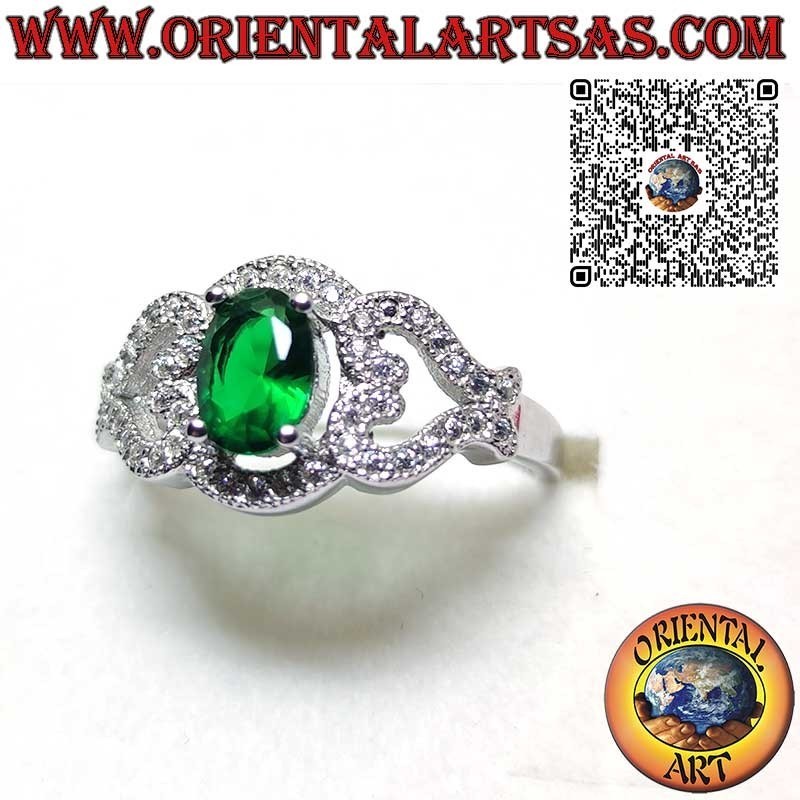 Anillo de plata con una esmeralda sintética ovalada engastada, con corazones a los lados y adornado con circonitas