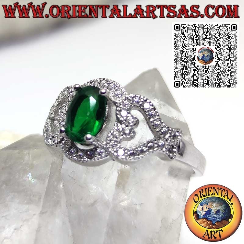 Bague en argent avec une émeraude synthétique ovale sertie, ornée de cœurs sur les côtés et incrustée de zircons