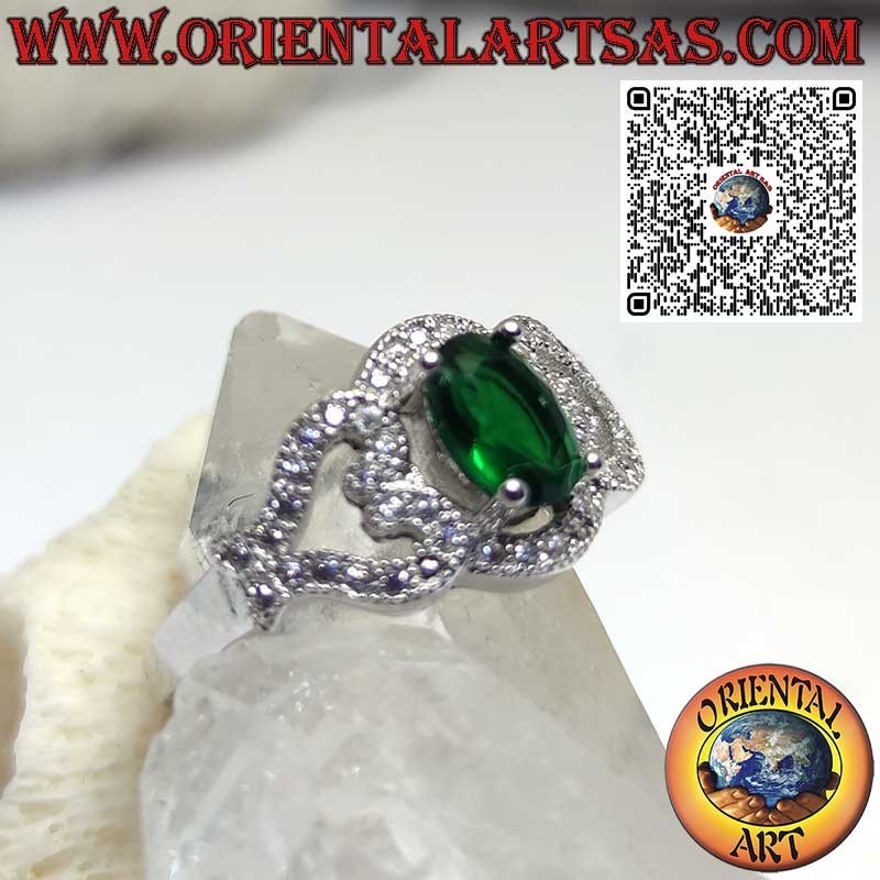 Anillo de plata con una esmeralda sintética ovalada engastada, con corazones a los lados y adornado con circonitas