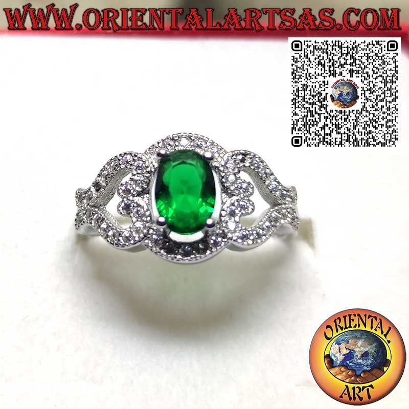 Anillo de plata con una esmeralda sintética ovalada engastada, con corazones a los lados y adornado con circonitas