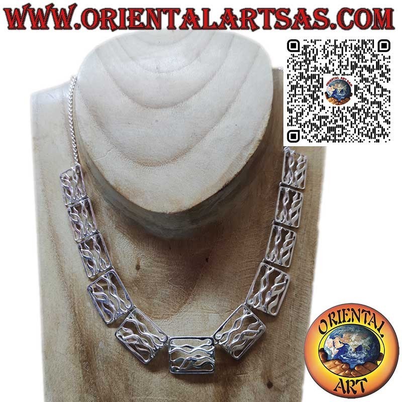 Luminosa collana in argento 925 ‰ composta da 11 piastrine intagliate