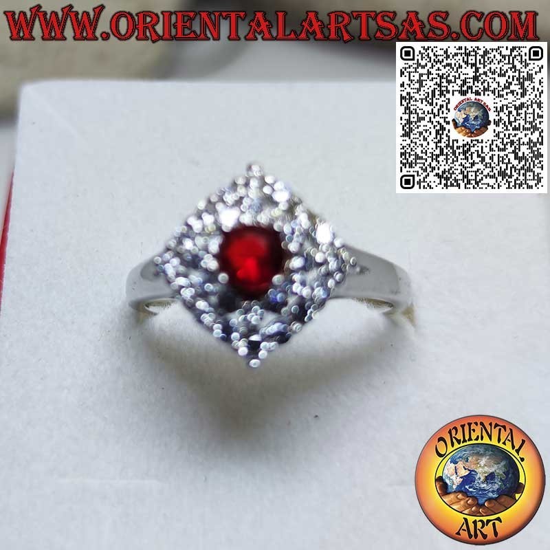 Anillo de plata con rubí sintético redondo engastado rodeado de rombos zirocones