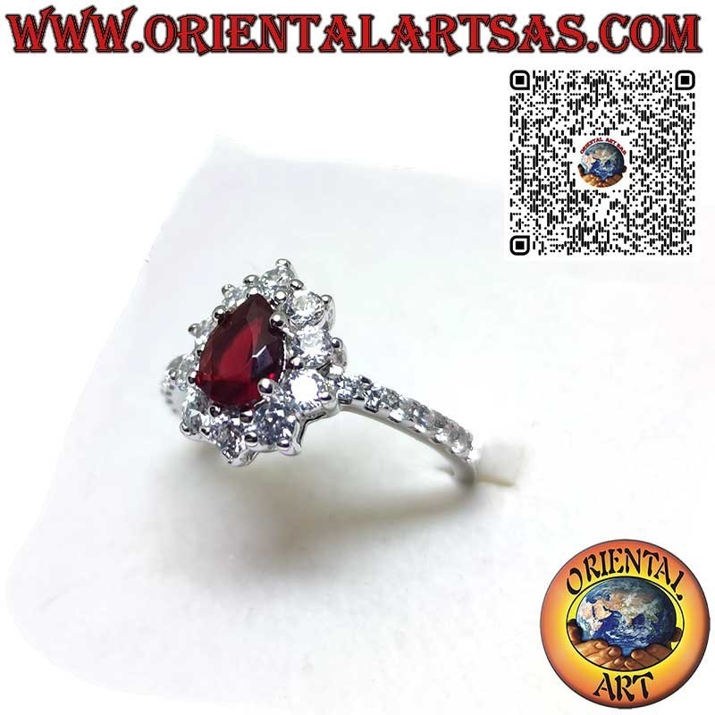 Anello in argento con granato a goccia incastonato contornato da zirconi e fila sui lati