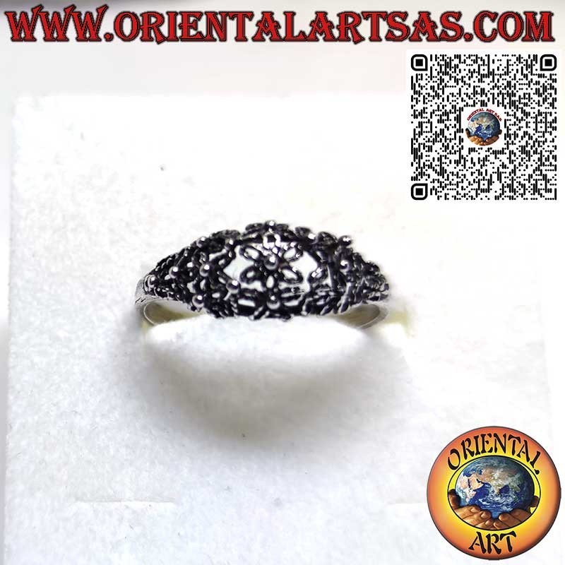 Anello in argento con fiorellini margherite traforati artigianale