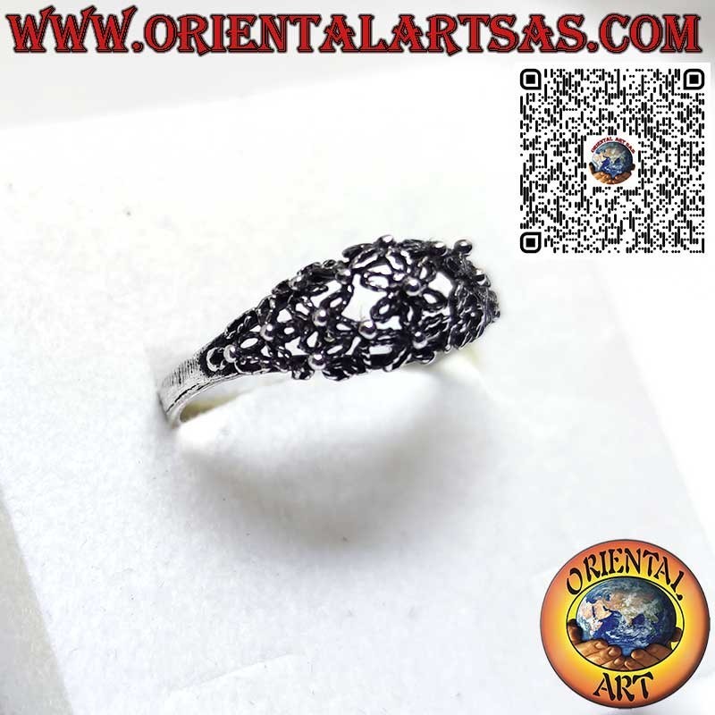Bague en argent avec des fleurs de marguerite perforées artisanalement