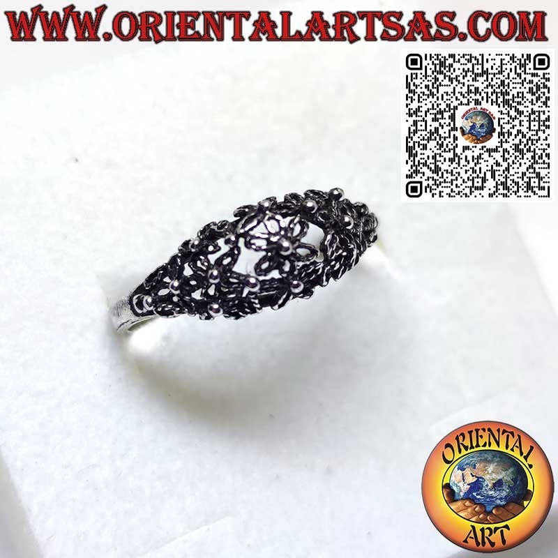 Bague en argent avec des fleurs de marguerite perforées artisanalement