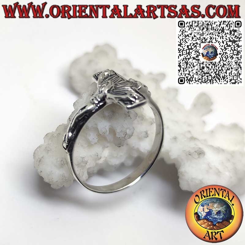 Anello in argento con crocifisso di traverso – Eleganza spirituale in stile moderno