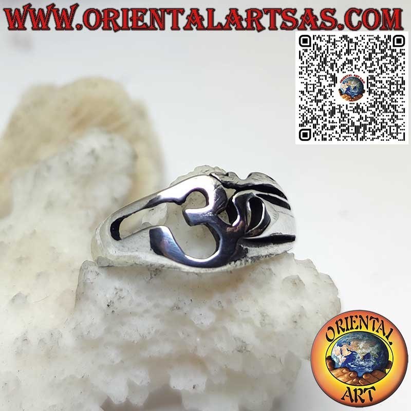 Anillo de plata con símbolo sagrado ॐ – Om, la esencia de la energía universal