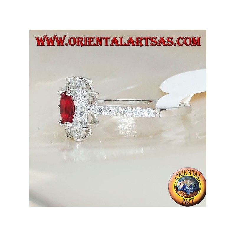 Anello in argento con granato ovale piccolo incastonato contornato da zirconi e fila sui lati