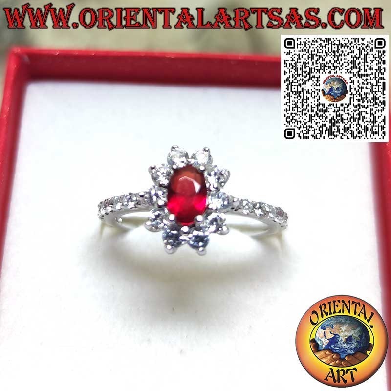 Bague en argent avec petit grenat ovale serti de zircone cubique et rang sur les côtés