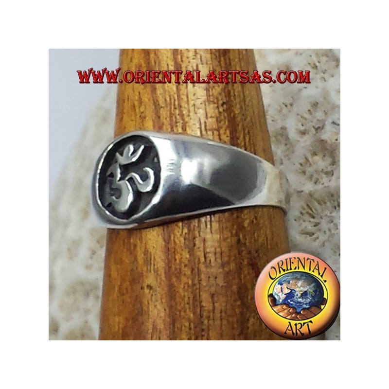 Anello OM argento a basso rilievo in argento