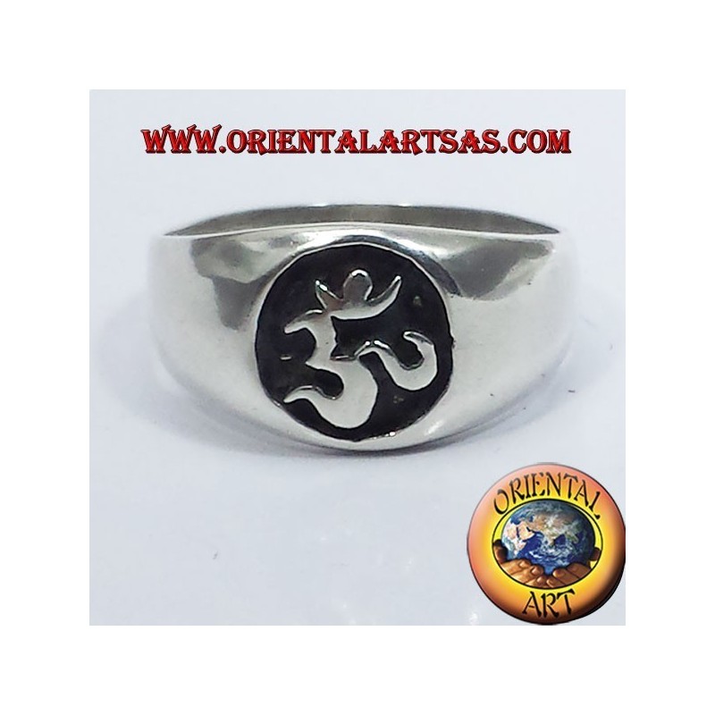 Anello OM argento a basso rilievo in argento