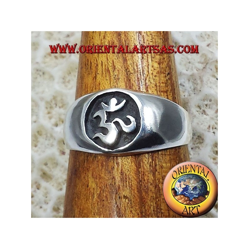 Anello OM argento a basso rilievo in argento