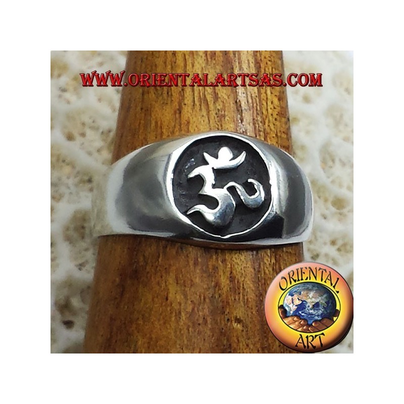 Anello OM argento a basso rilievo in argento