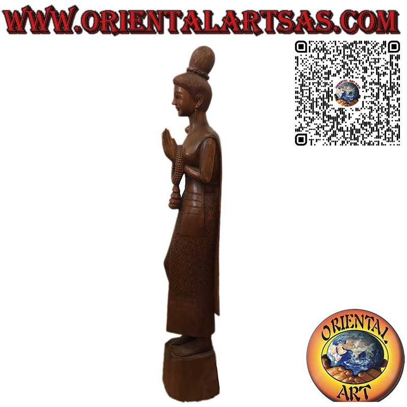Sculpture femme thaï avec salut Sawasdee en bois et motifs floraux 150 cm