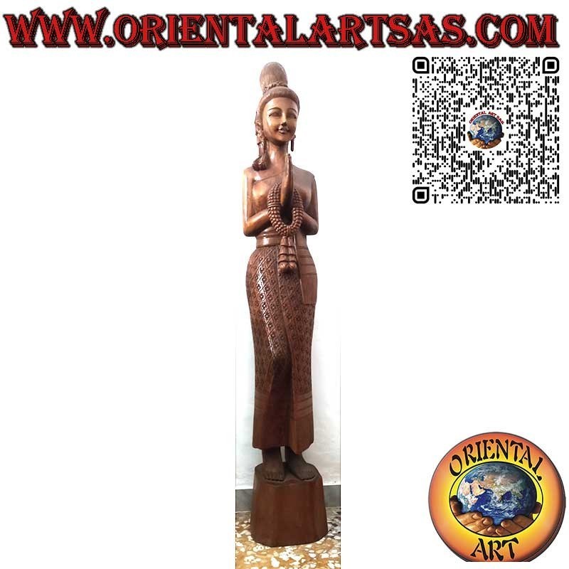 Sculpture femme thaï avec salut Sawasdee en bois et motifs floraux 150 cm
