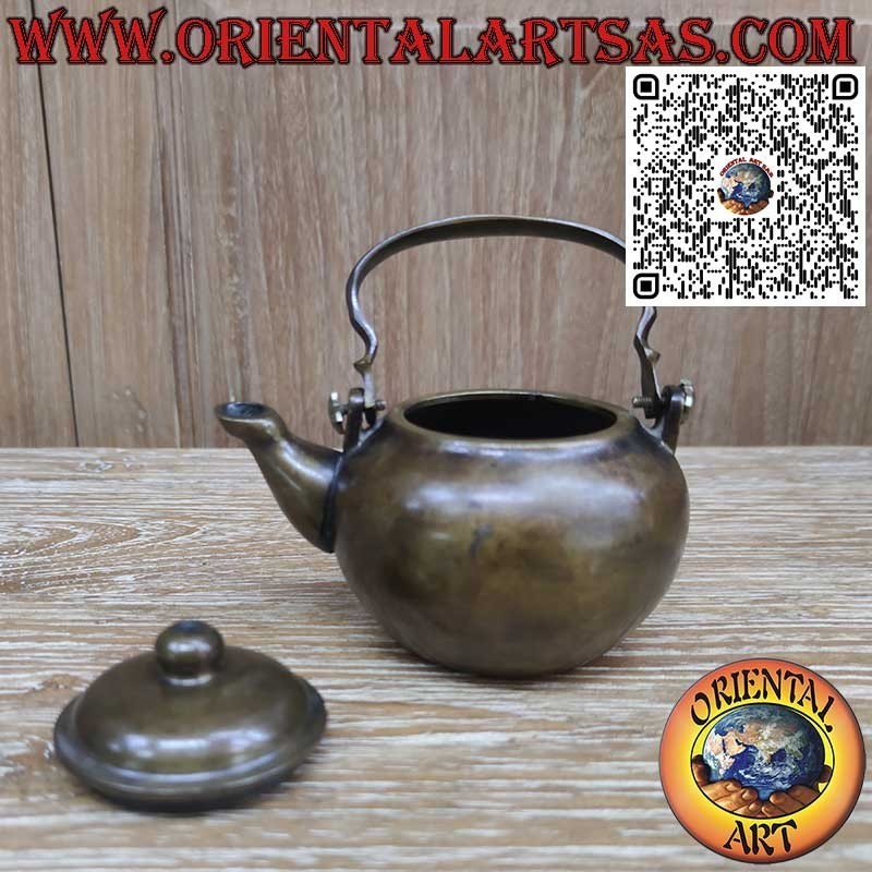 Piccola teiera thailandese in ottone massiccio, pesante e lavorata a mano