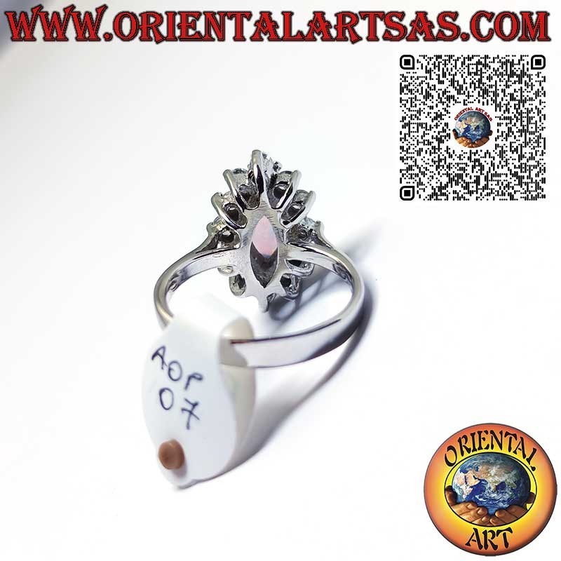 Anello in argento con opale arlecchino a navetta incastonato sulle punte contornato da zirconi