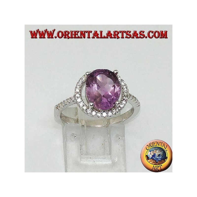 Anello in argento con ametista naturale sospesa su un cerchio di zirconi
