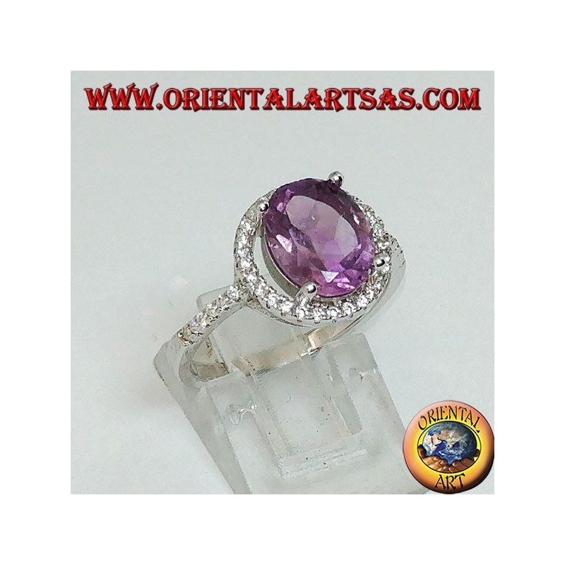 Anello in argento con ametista naturale sospesa su un cerchio di zirconi