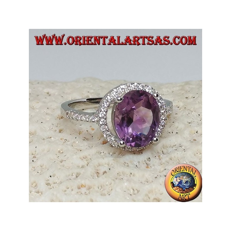 Anello in argento con ametista naturale sospesa su un cerchio di zirconi