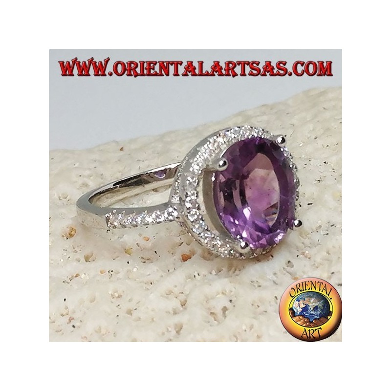 Silberring mit natürlichem Amethyst, aufgehängt an einem Kreis von Zirkonen