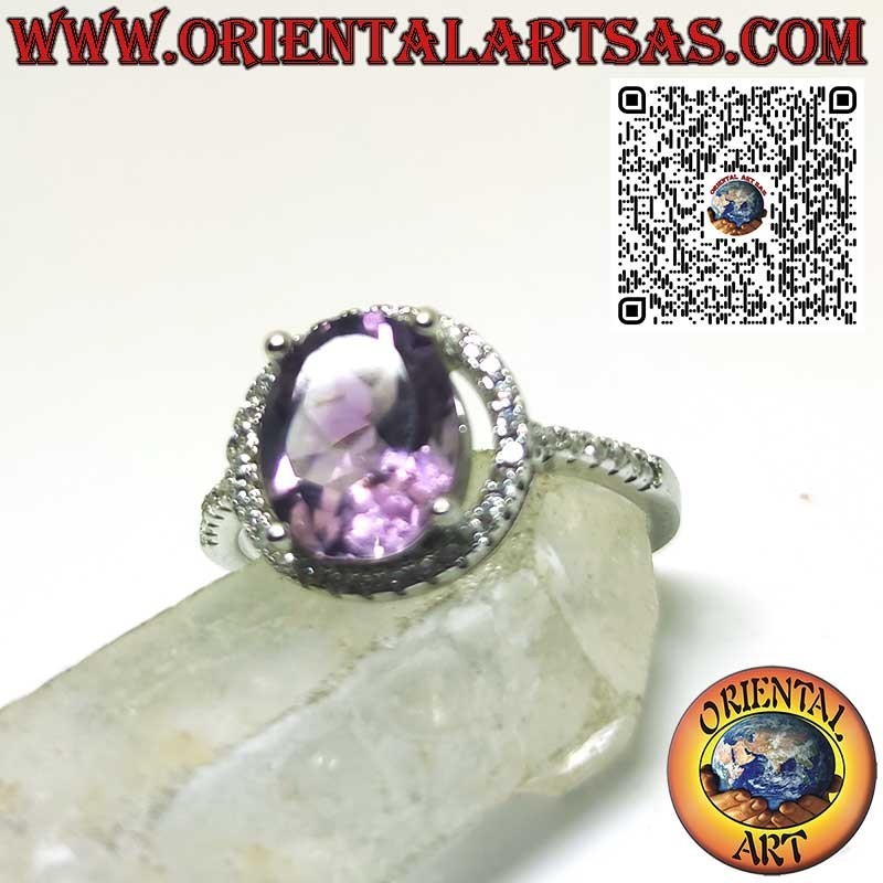 Silberring mit natürlichem Amethyst, aufgehängt an einem Kreis von Zirkonen