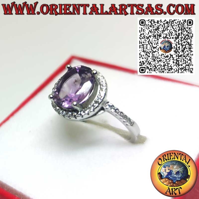 Anillo de plata con amatista natural suspendida en un círculo de circonitas.