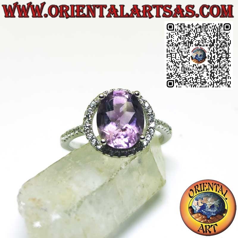 Silberring mit natürlichem Amethyst, aufgehängt an einem Kreis von Zirkonen