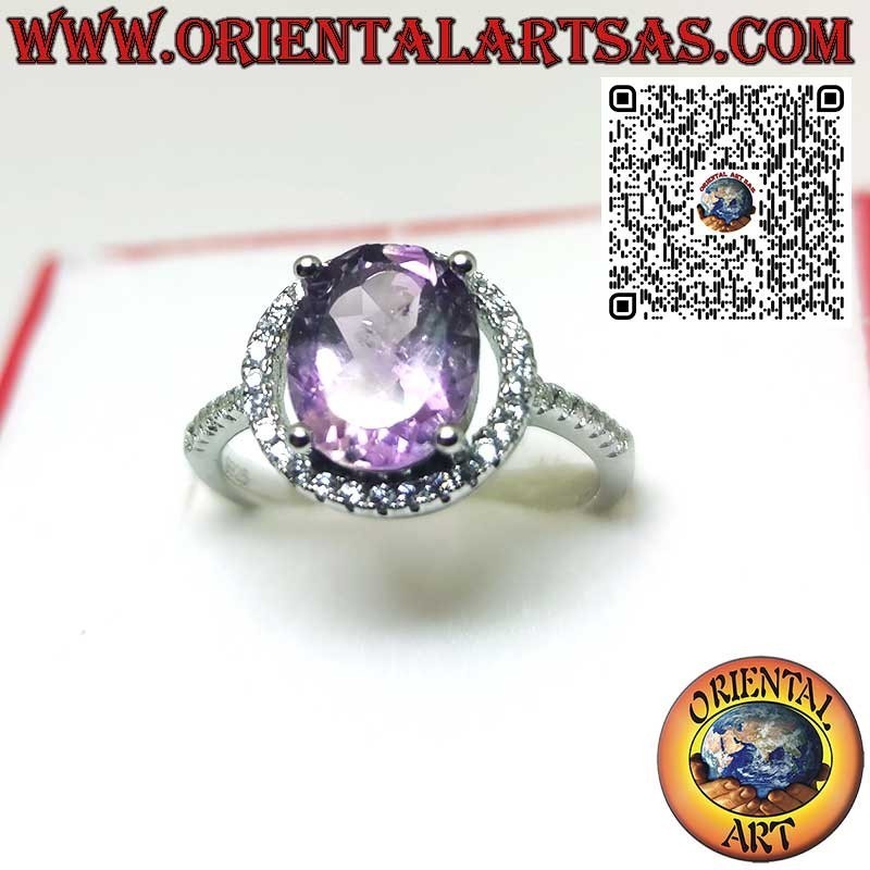 Anillo de plata con amatista natural suspendida en un círculo de circonitas.