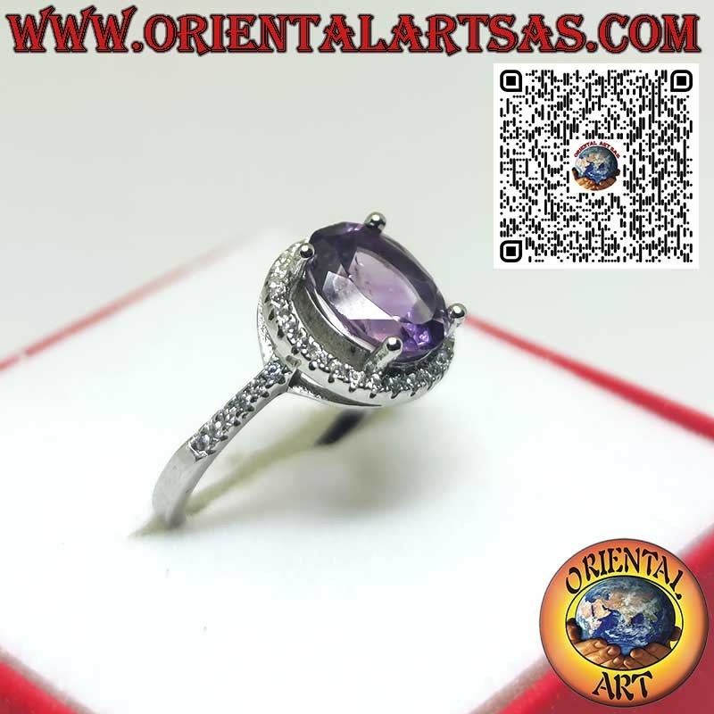 Anillo de plata con amatista natural suspendida en un círculo de circonitas.