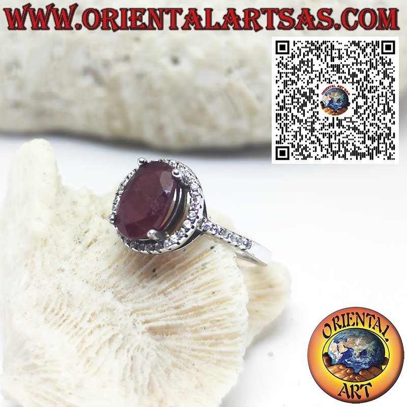 Anello in argento con granato naturale sospesa su un cerchio di zirconi