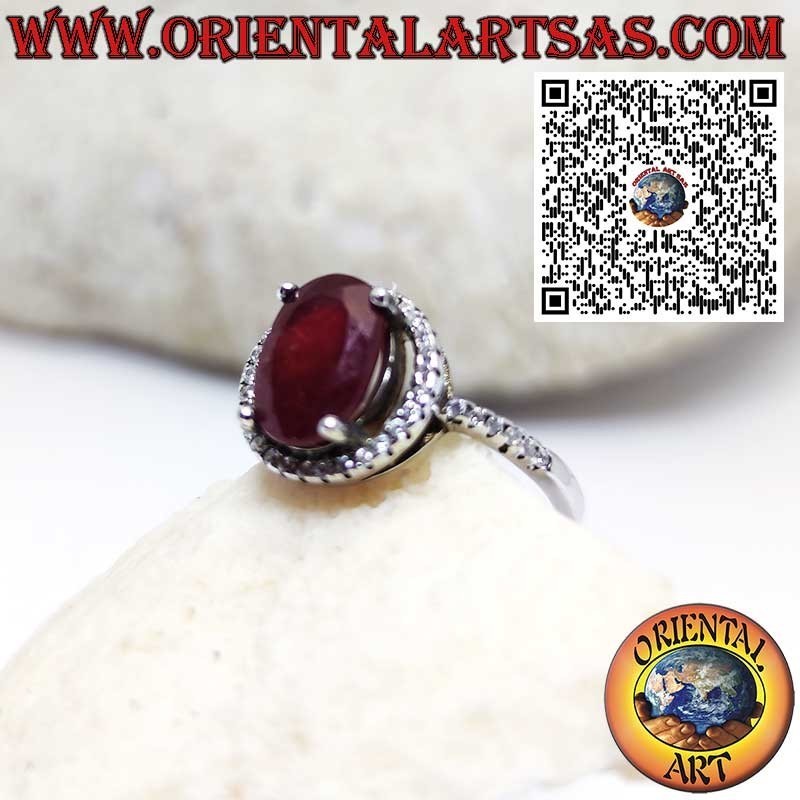 Anello in argento con granato naturale sospesa su un cerchio di zirconi