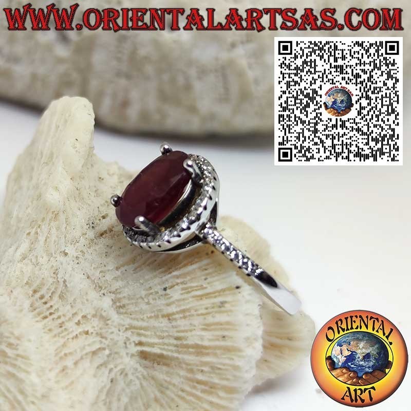 Bague en argent avec grenat naturel suspendu sur un cercle de zircons