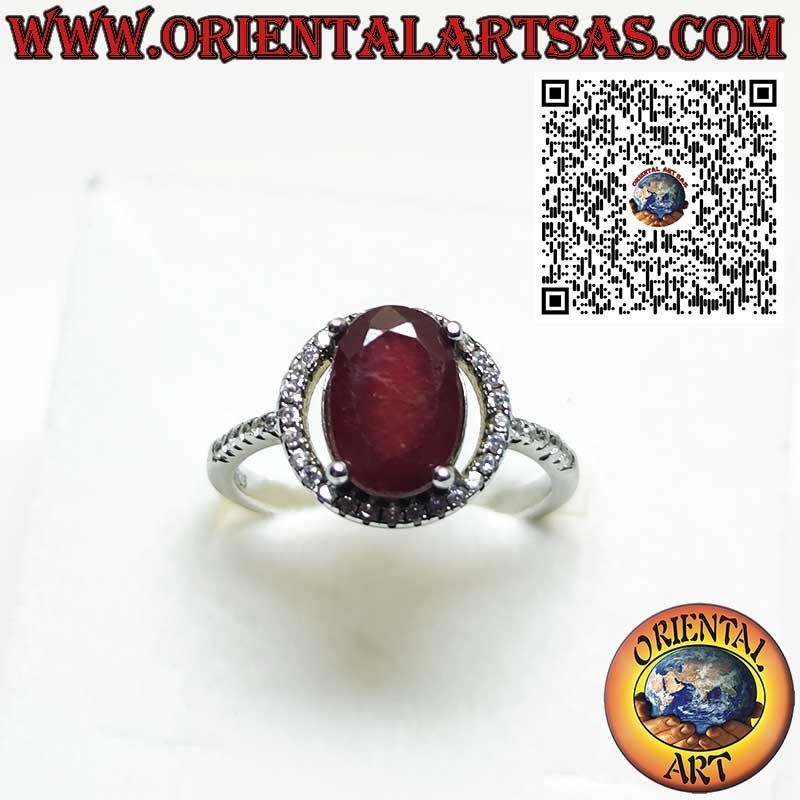 Anello in argento con granato naturale sospesa su un cerchio di zirconi