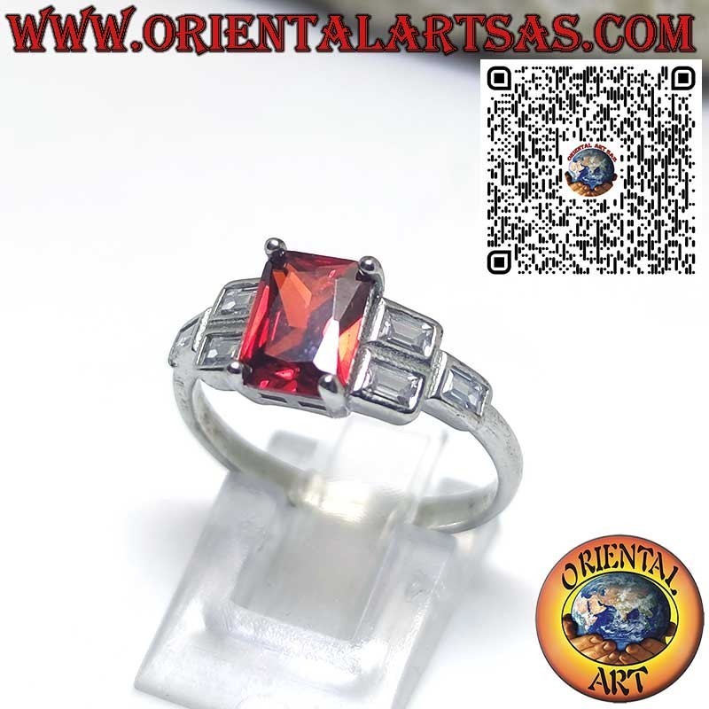 Anello in argento con granato rettangolare naturale e tre zirconi laterali