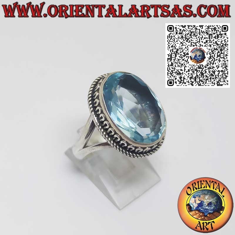 Anello in argento con topazio blu ovale incastonato e contorno a onde