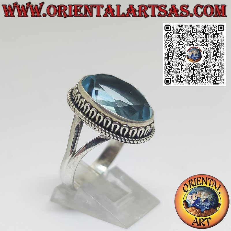 Anillo de plata con topacio azul ovalado engastado y borde en forma de olas