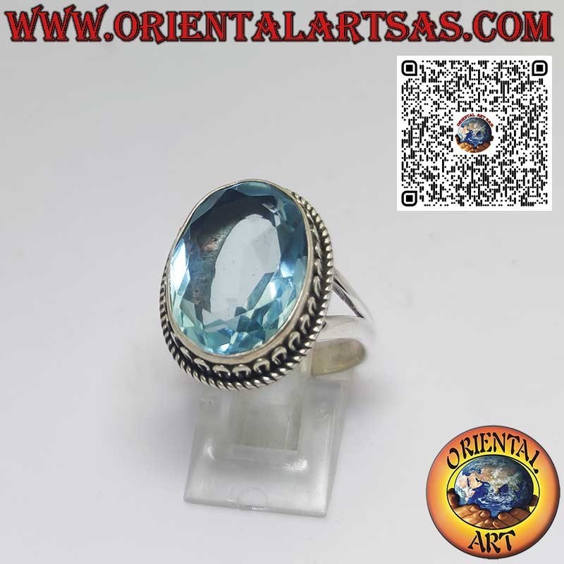 Anillo de plata con topacio azul ovalado engastado y borde en forma de olas