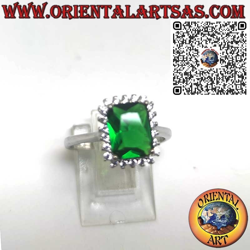 Bague en argent avec émeraude rectangulaire entourée de zircons
