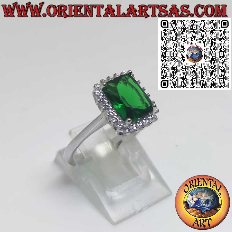 Bague en argent avec émeraude rectangulaire entourée de zircons