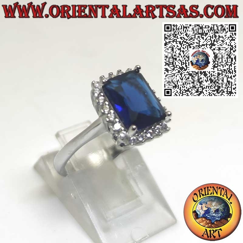 Anillo de plata con zafiro rectangular rodeado de circonitas