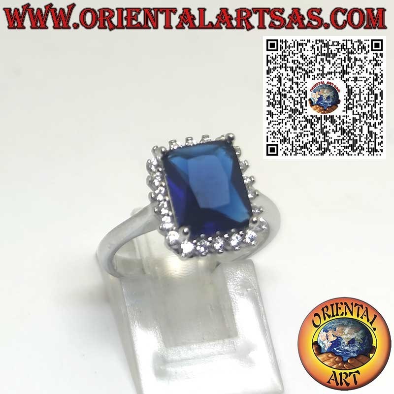 Bague en argent avec saphir rectangulaire entouré de zircons